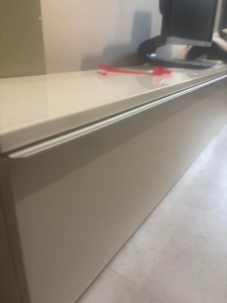 Witte zwevende TV-meubel met opbergruimte, Ophalen of Verzenden, Zo goed als nieuw, Mdf, Plinten