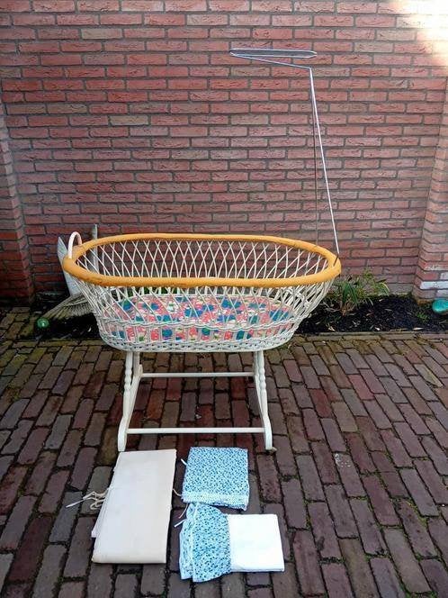 Vintage baby wieg riet op houten onderstel hemel hanger, Ophalen, Gebruikt, Wieg