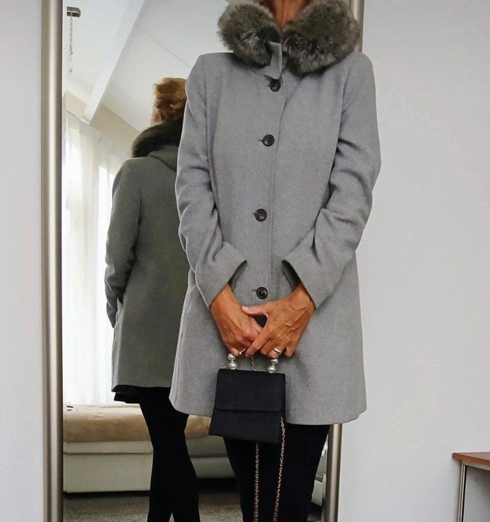 Grijze jas met bontkraag maat 40_42, Kleding | Dames, Ophalen of Verzenden, Zo goed als nieuw, Maat 42/44 (L), Grijs
