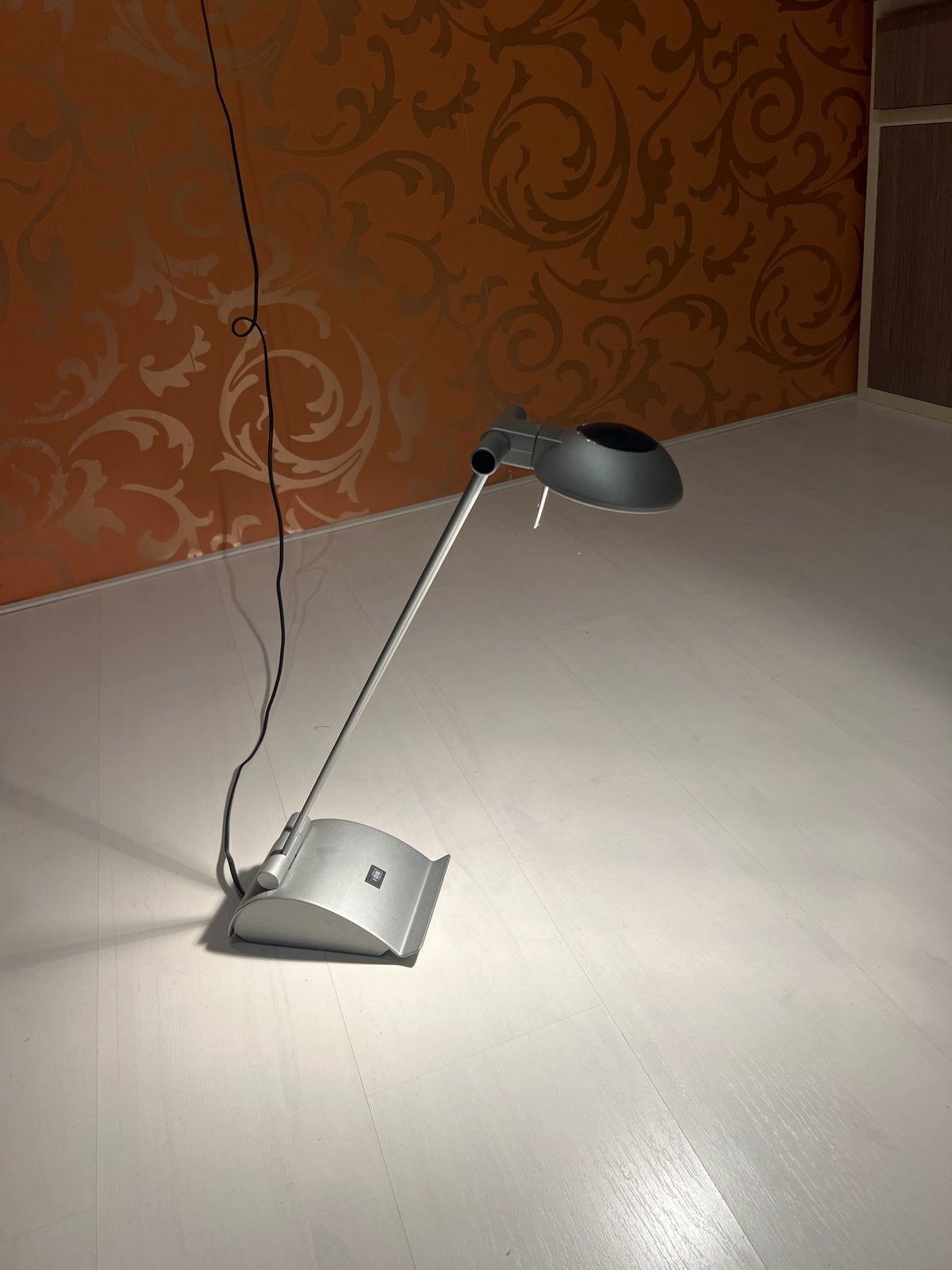 Moderne zilverkleurige bureaulamp met verstelbare arm, Bureaulamp, GU5.3, Ophalen of Verzenden, IKEA