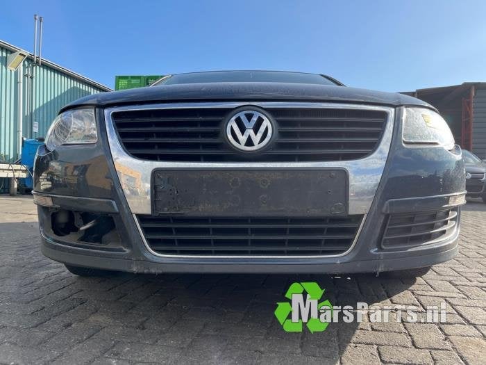 Voorbumper van een Volkswagen Passat (LC5F), Gebruikt, -, Volkswagen, -