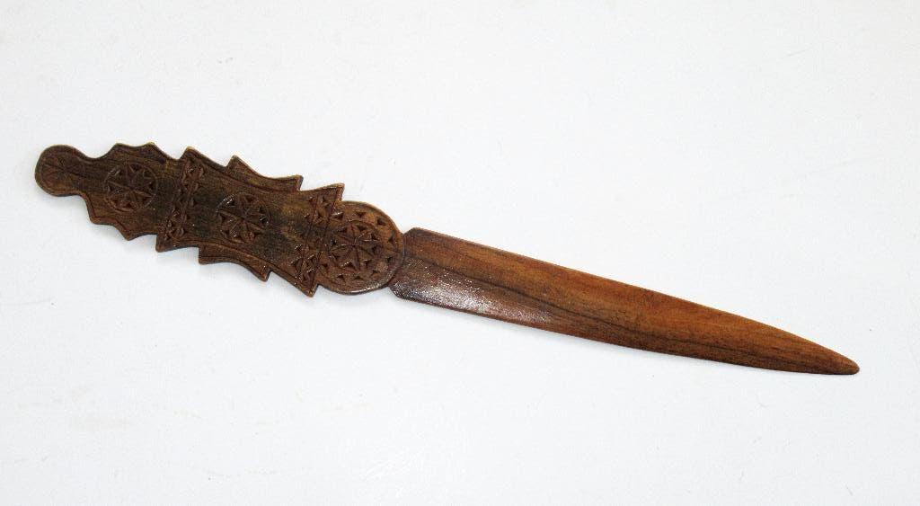 Vintage houten briefopener met snijwerk., Ophalen of Verzenden