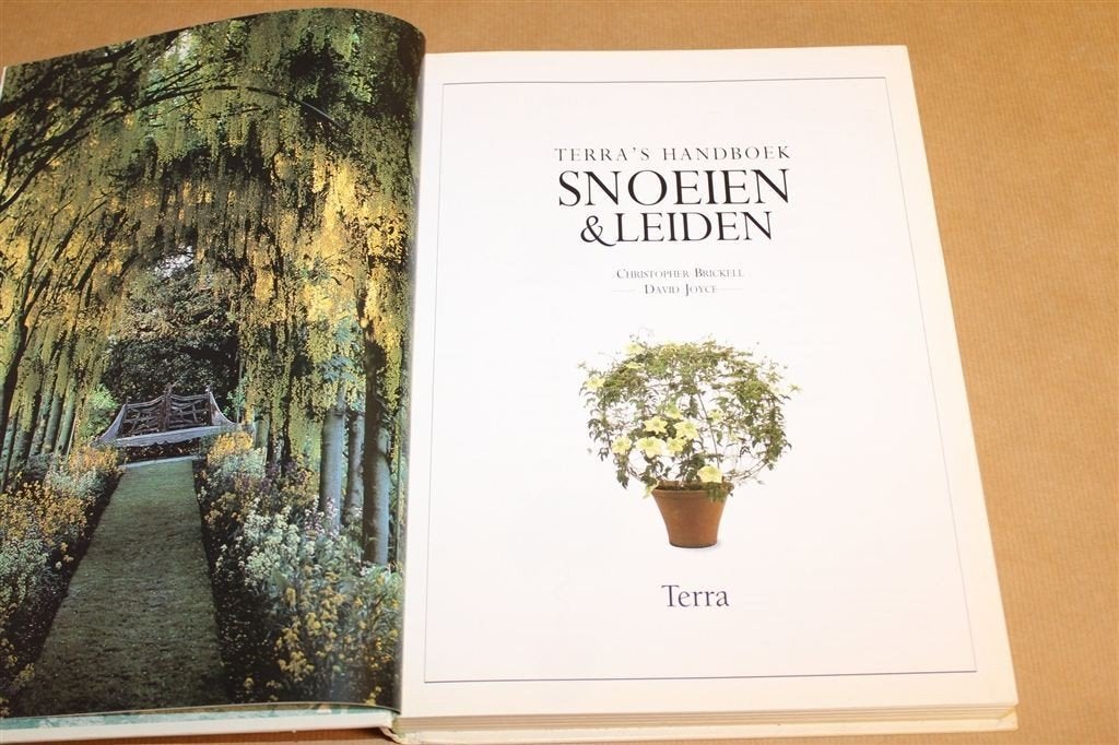 Terra\'s Handboek Snoeien & Leiden — Compleet Tuinnaslagwerk, Ophalen of Verzenden, Gelezen, Tuinieren en Tuinplanten