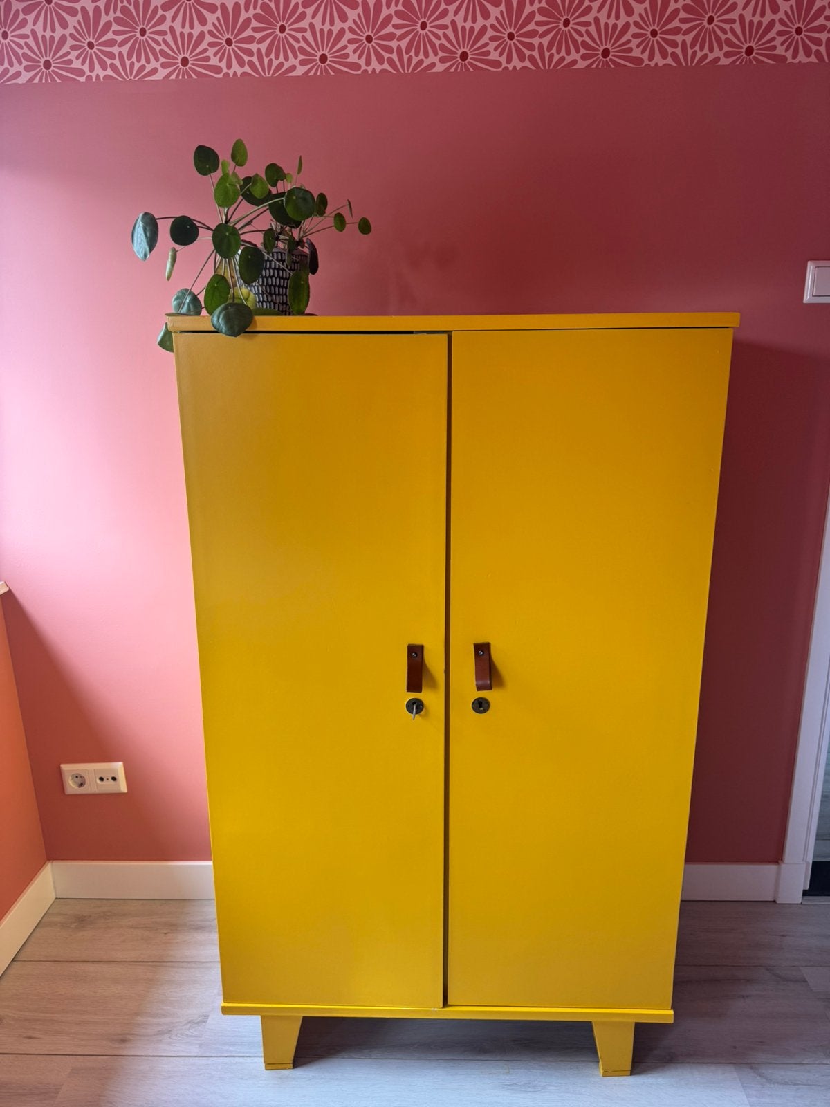 Gele vintage kinderkast, Ophalen, Met deur(en), Gebruikt, 100 tot 150 cm