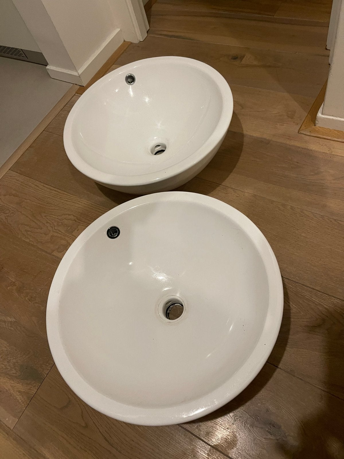 2x Grote Porseleinen Waskommen met Overloop - 45cm Diameter, Ophalen, Zo goed als nieuw, Wastafel