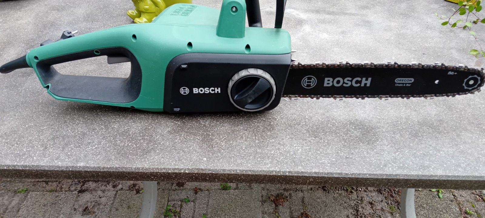 Foto 2 van Nieuwe Bosch elektrische kettingzaag 35 cm
