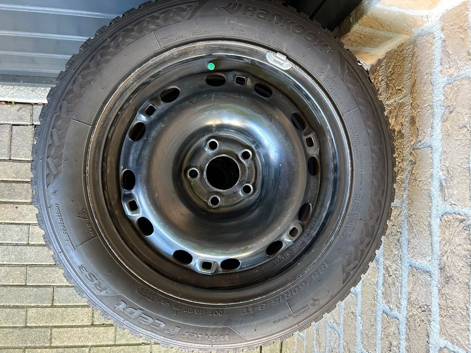 Winterbanden met stalen velgen - Hankook Winter 185/60R15, Auto-onderdelen, Ophalen, Gebruikt, 15 inch, Banden en Velgen