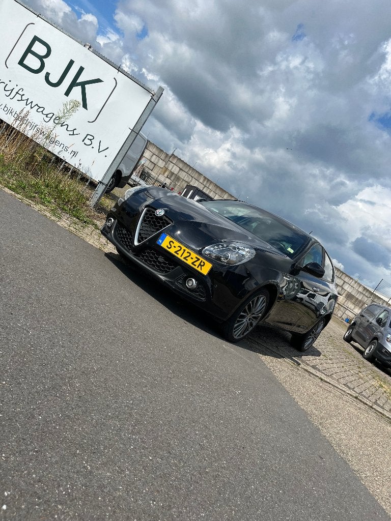 Alfa Romeo Giulietta 2018 Automaat |  Lease v.a. €300 p/m, Auto's, Stof, 1280 kg, Met garantie (alle), Zwart