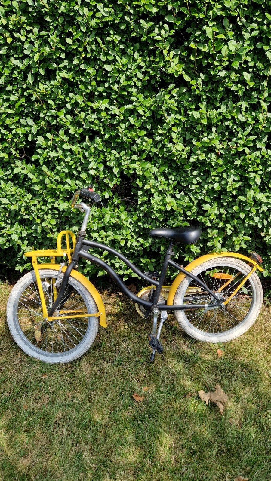 Zwarte kinderfiets met gele details en voordrager - gebruikt, Ophalen of Verzenden