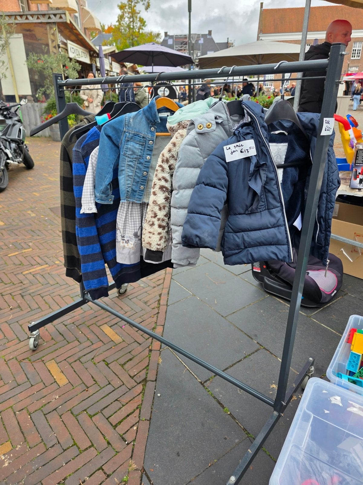 Stevig ijzeren kledingrek op wielen., Kleding | Dames, Ophalen, Met wielen, Zo goed als nieuw