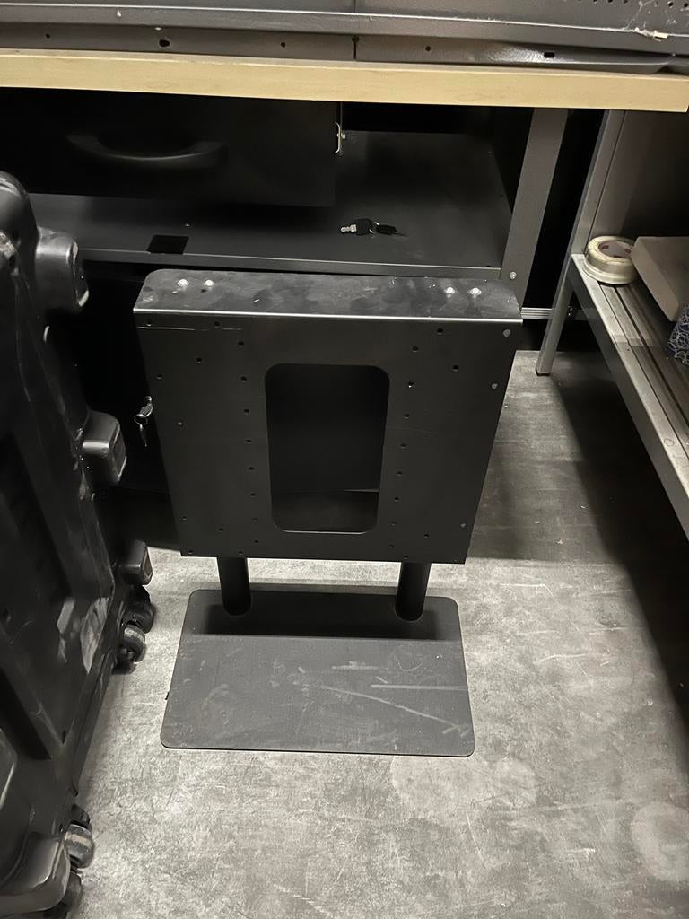 Zwart metalen standaard/beugel voor scherm of display, Gebruikt, Audipack, Audipack, Ophalen