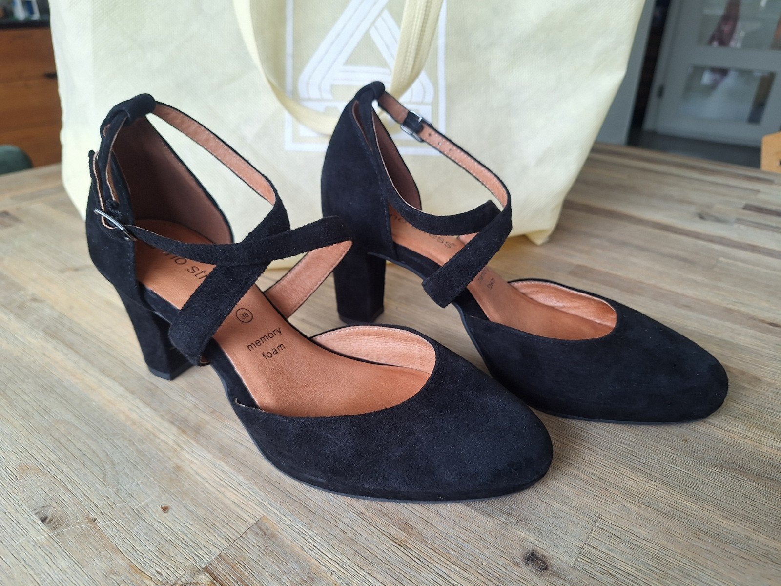 Zwarte suède pumps met enkelbandje - No Stress, maat 38, Kleding | Dames, Schoenen, Pumps, Zwart, No stress, Ophalen of Verzenden