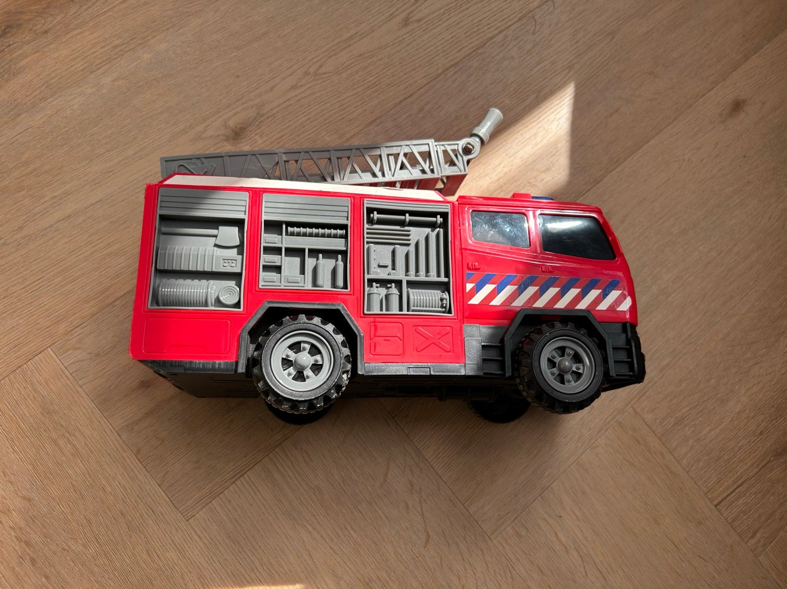 Grote rode brandweerwagen met uitschuifbare ladder, Ophalen of Verzenden, Zo goed als nieuw