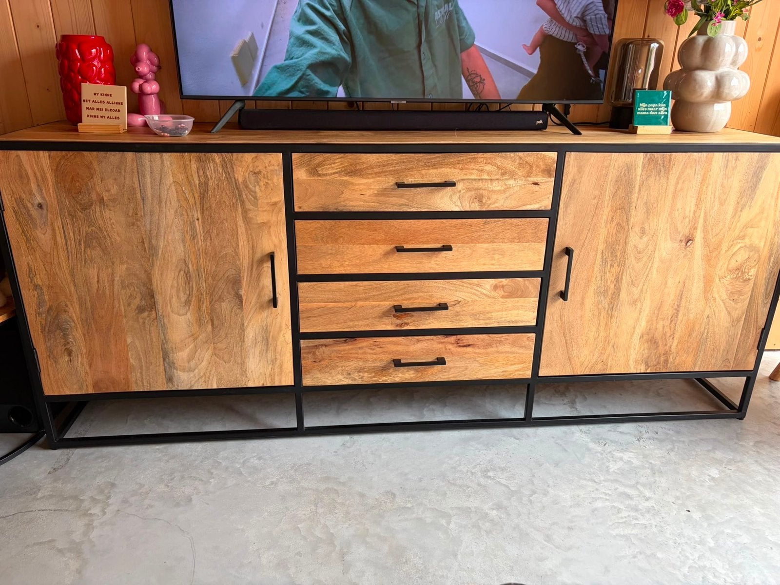 Stoere dressoir/tv-meubel van mangohout en metaal, Gebruikt, 150 tot 200 cm, Ophalen of Verzenden, 25 tot 50 cm