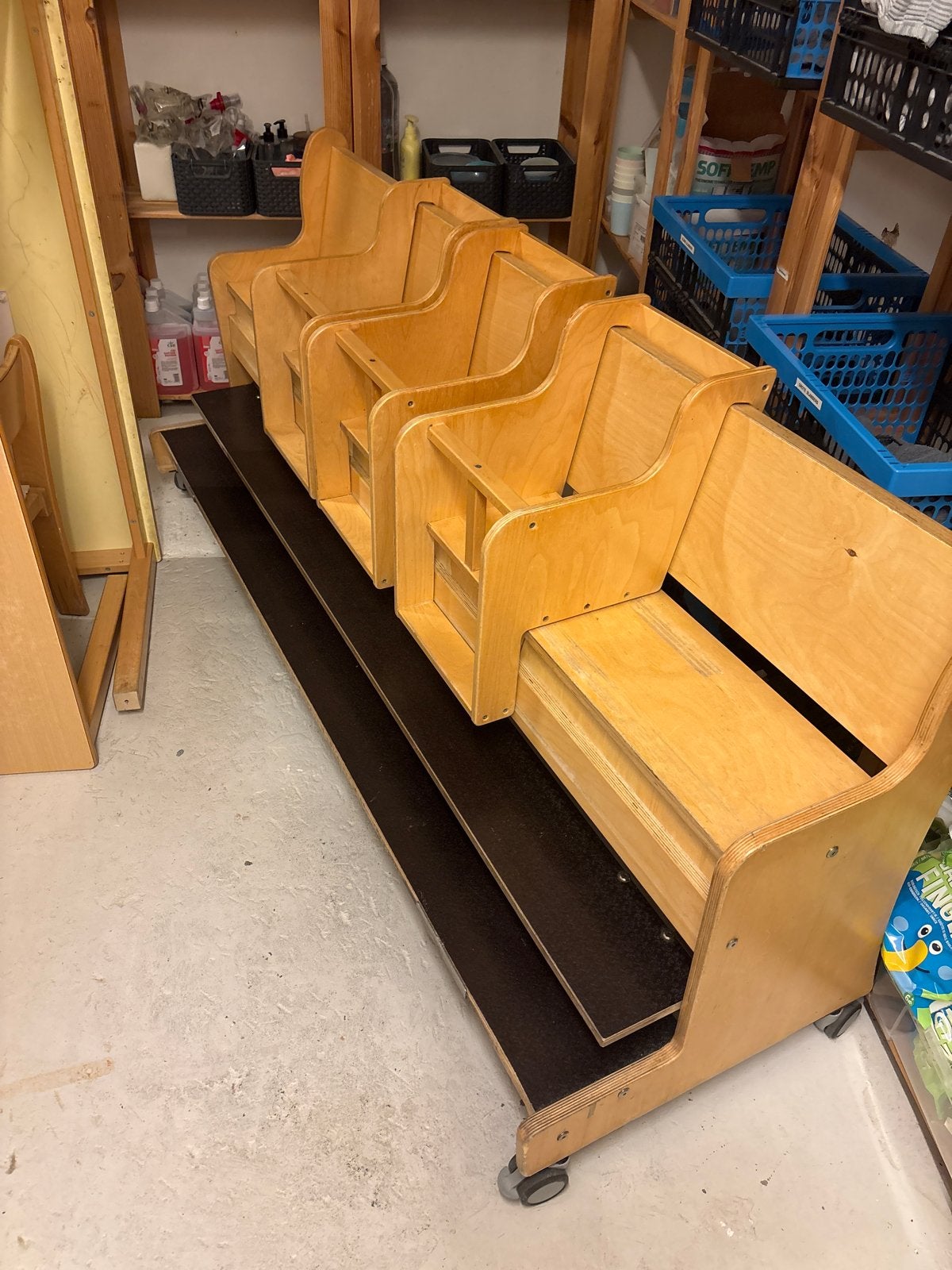 Houten kinderstoelen op verrijdbaar platform, Ophalen, Gebruikt, Overige typen