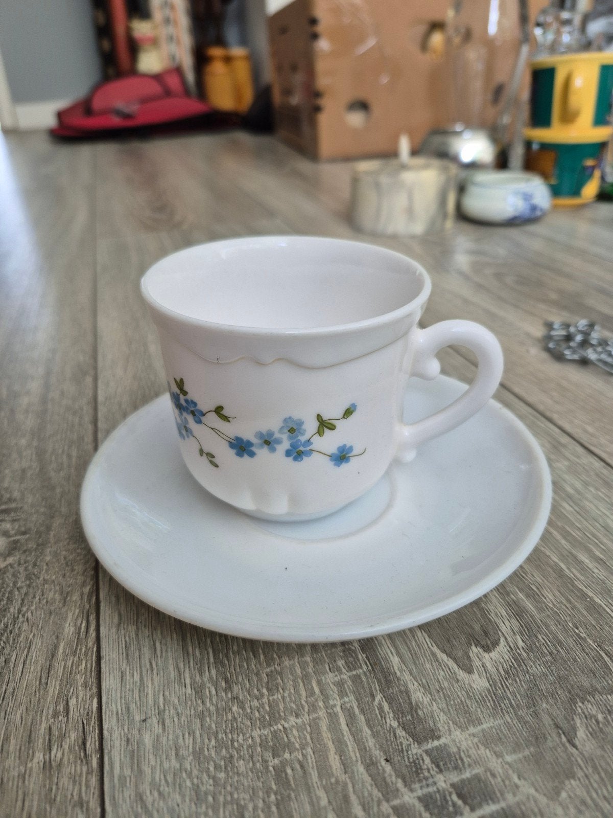 Vintage Arcopal France kop en schotel met bloemmotief, Ophalen of Verzenden