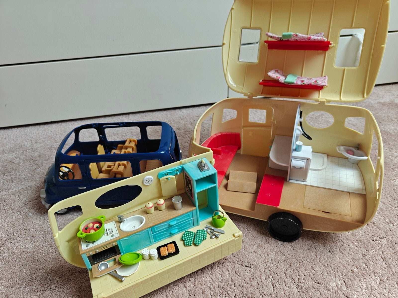 Sylvanian Families blauwe auto en caravan met keuken, Ophalen of Verzenden, Gebruikt, Jongen of Meisje