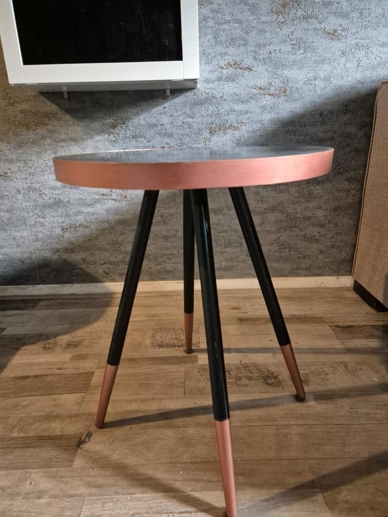 Bijzettafel met marmerlook en koperen details, Huis en Inrichting, Tafels | Bijzettafels, Minder dan 55 cm, Gebruikt, Rond, Ophalen