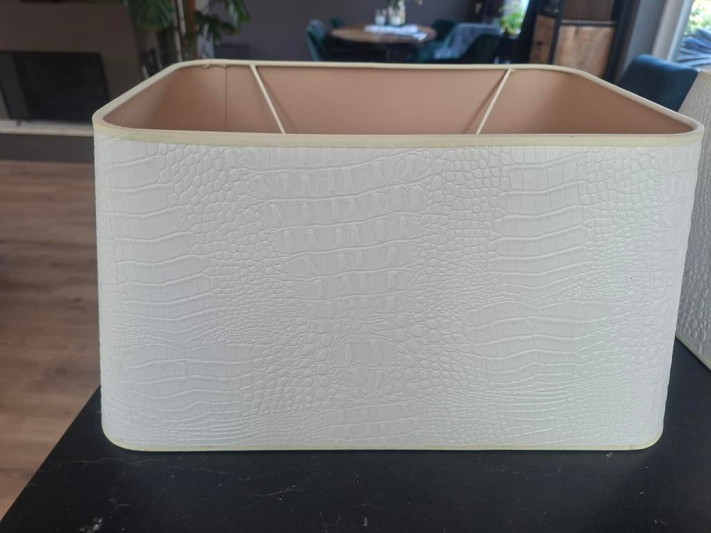 Witte lederlook lampenkappen, Huis en Inrichting, Lampen | Lampenkappen, Minder dan 25 cm, Rond, Ophalen