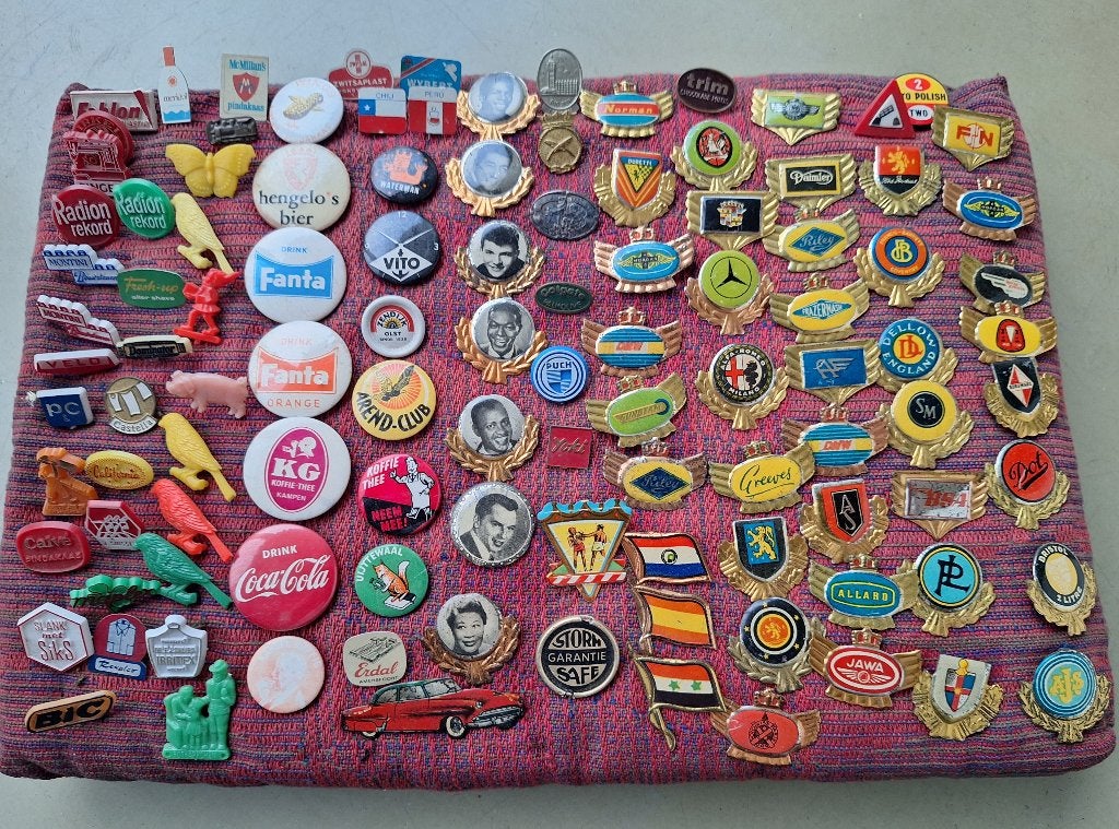 lot 110st pins speldjes buttons oa. automerken landen merken, Verzamelen, Speldjes, Pins en Buttons, Ophalen of Verzenden, Gebruikt