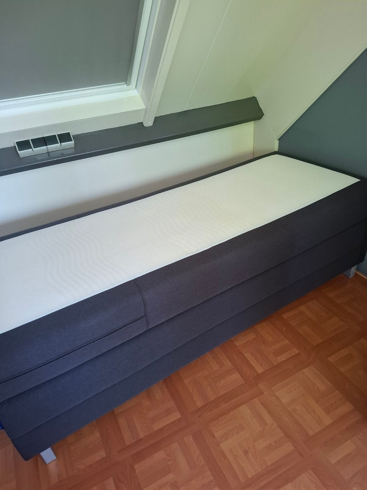 Net 1 persoons grijs boxspringbed, Ophalen, Eenpersoons, Zo goed als nieuw, 80 cm