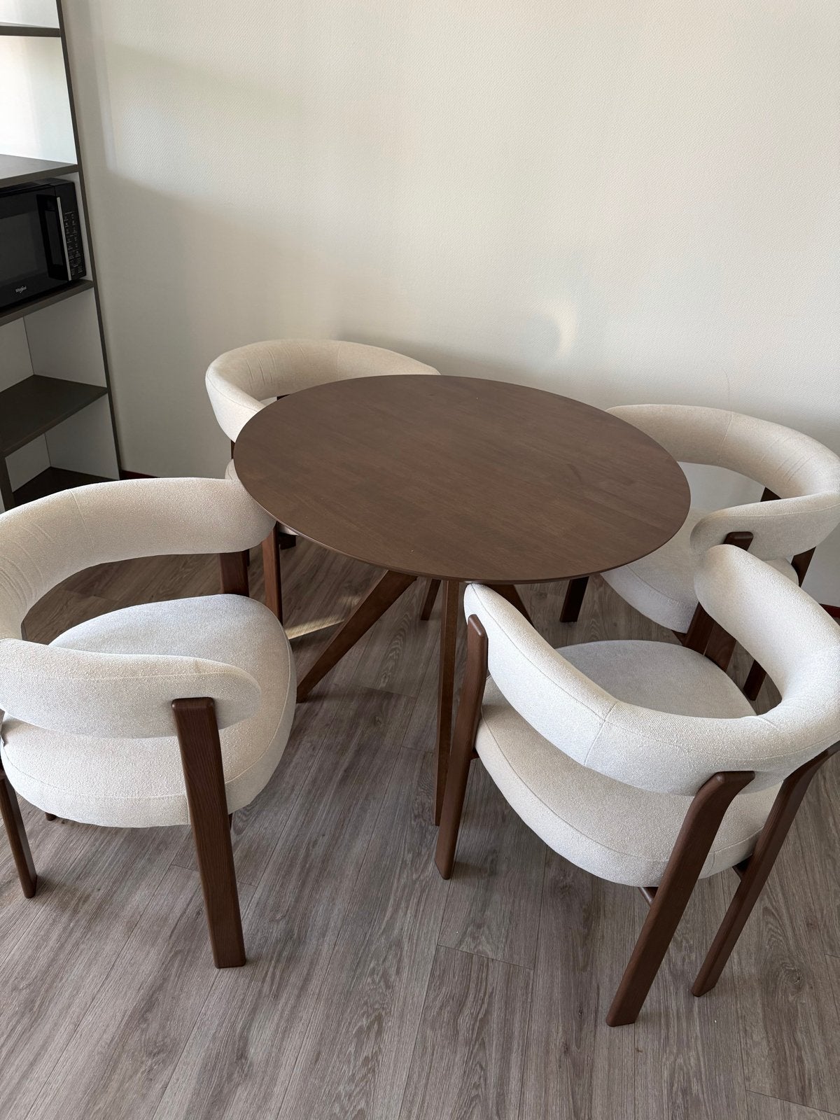 Moderne Eetkamerset: Ronde Tafel & 4 Bouclé Stoelen, Ophalen, 100 tot 150 cm, Rond, Zo goed als nieuw