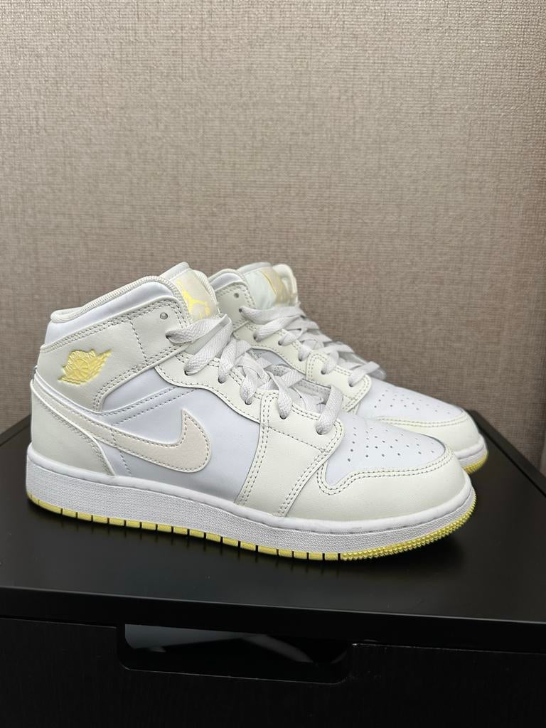 Nike Air Jordan 1 Mid wit/geel, Kleding | Dames, Schoenen, Ophalen of Verzenden, Zo goed als nieuw, Wit, Sneakers of Gympen