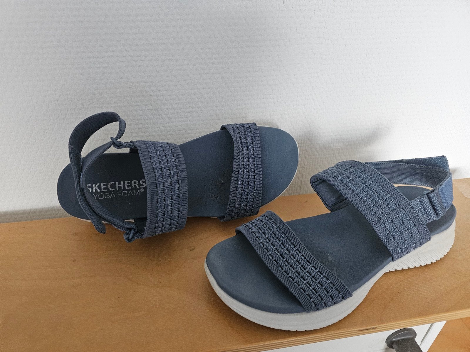 Zgan Skechers sandalen mt 37 - Yoga Foam, Skechers, Blauw, Zo goed als nieuw, Sandalen of Muiltjes