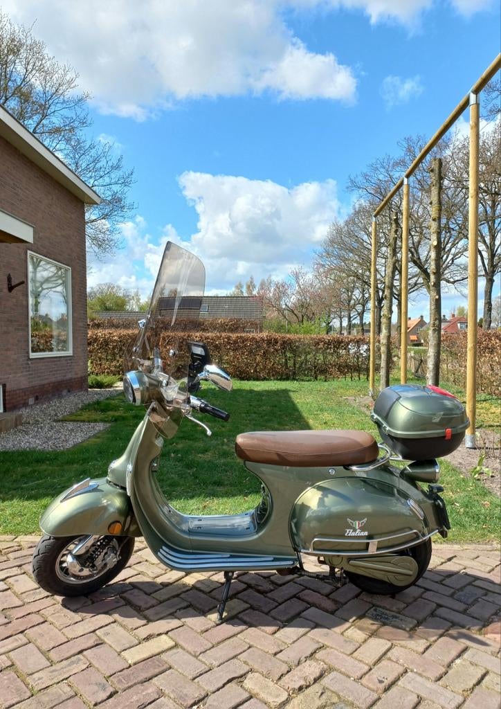Prachtige groene Etalian electrische scooter, nieuwe accu., Fietsen en Brommers, Snorfietsen en Snorscooters, Zo goed als nieuw