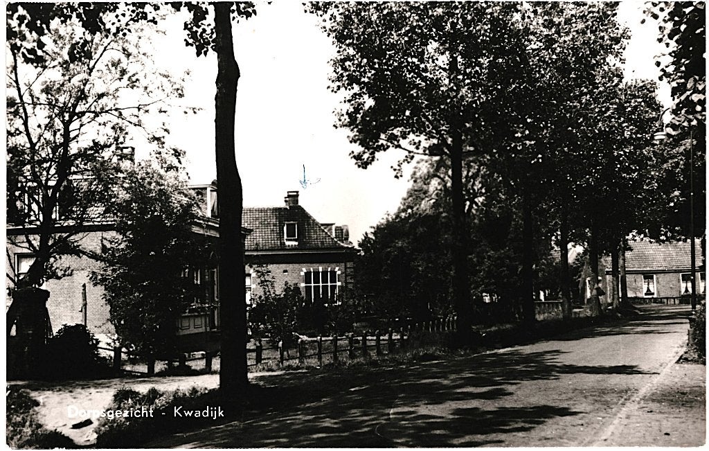 700874 Kwadijk NH 1958 Dorpsgezicht Pijltje  onbeschreven, Verzamelen, Ophalen of Verzenden, 1940 tot 1960, Ongelopen, Noord-Holland