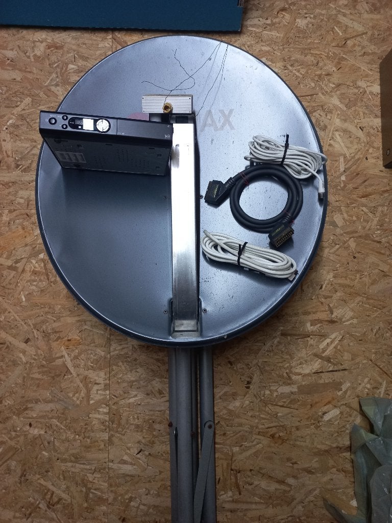 schotel antenne, Ophalen, Zo goed als nieuw, (Schotel)antenne, Overige merken
