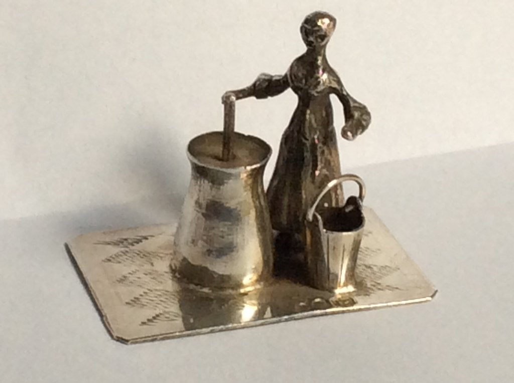 Antieke zilveren miniatuur karnende boerin, B. Verhoogt, Verzenden, Zilver