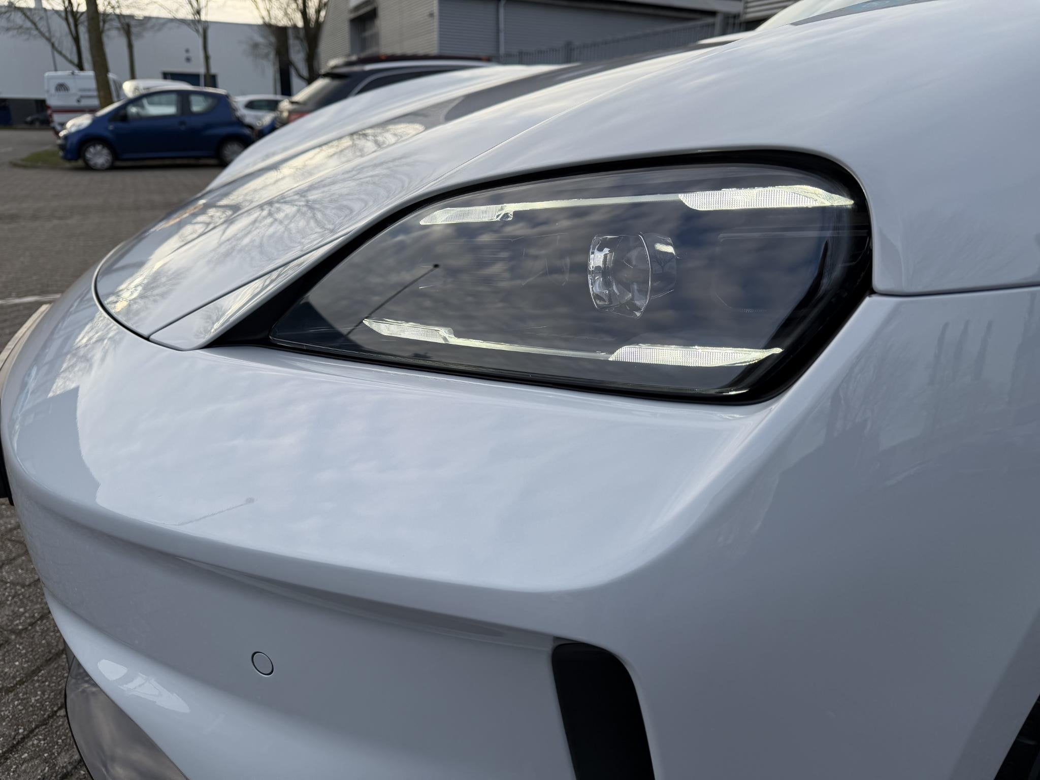 Foto 6 van Porsche Taycan Sport Turismo Black Edition 105 kWh luchtveri