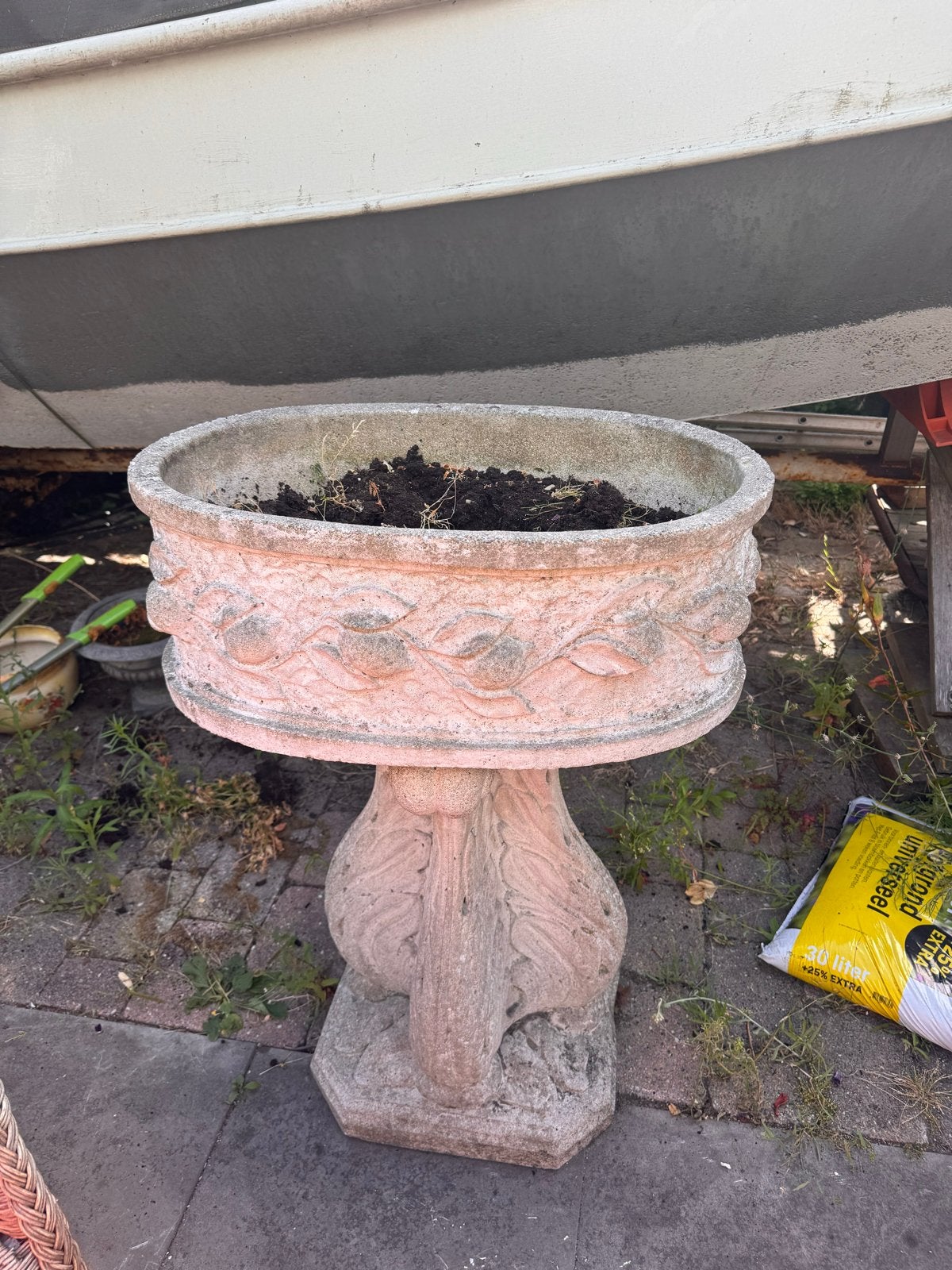 Decoratieve betonnen plantenbak op voet, Gebruikt, Balkon, Rond, Ophalen of Verzenden