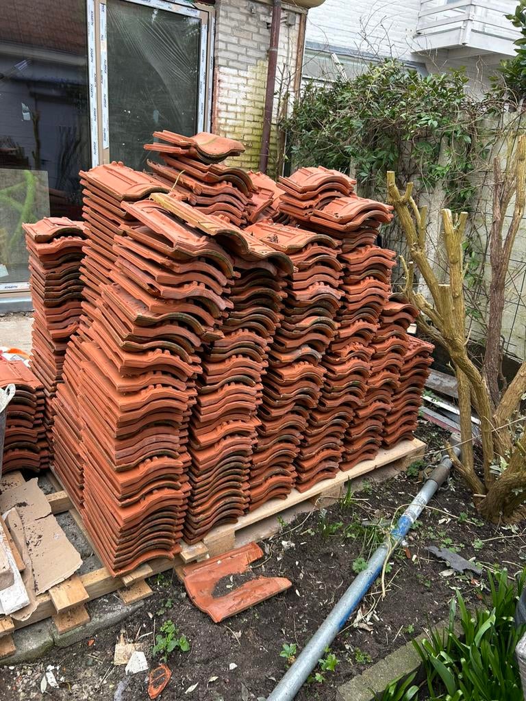 GRATIS: grote partij Moniers dakpannen, Ophalen, Steen of Klei, Zo goed als nieuw, 15 m² of meer
