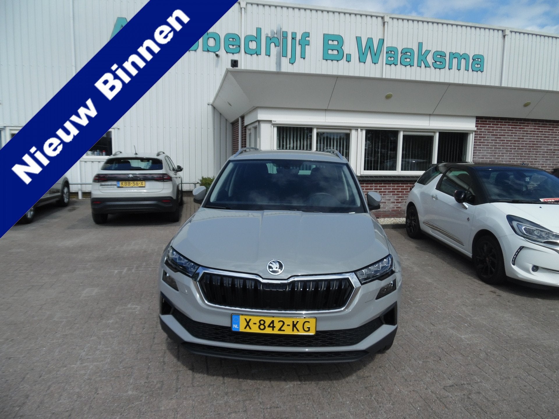Skoda Karoq 1.0 TSI Business Edition (bj 2023), Auto's, Skoda, Voorwielaandrijving, Stof, Gebruikt, Handgeschakeld