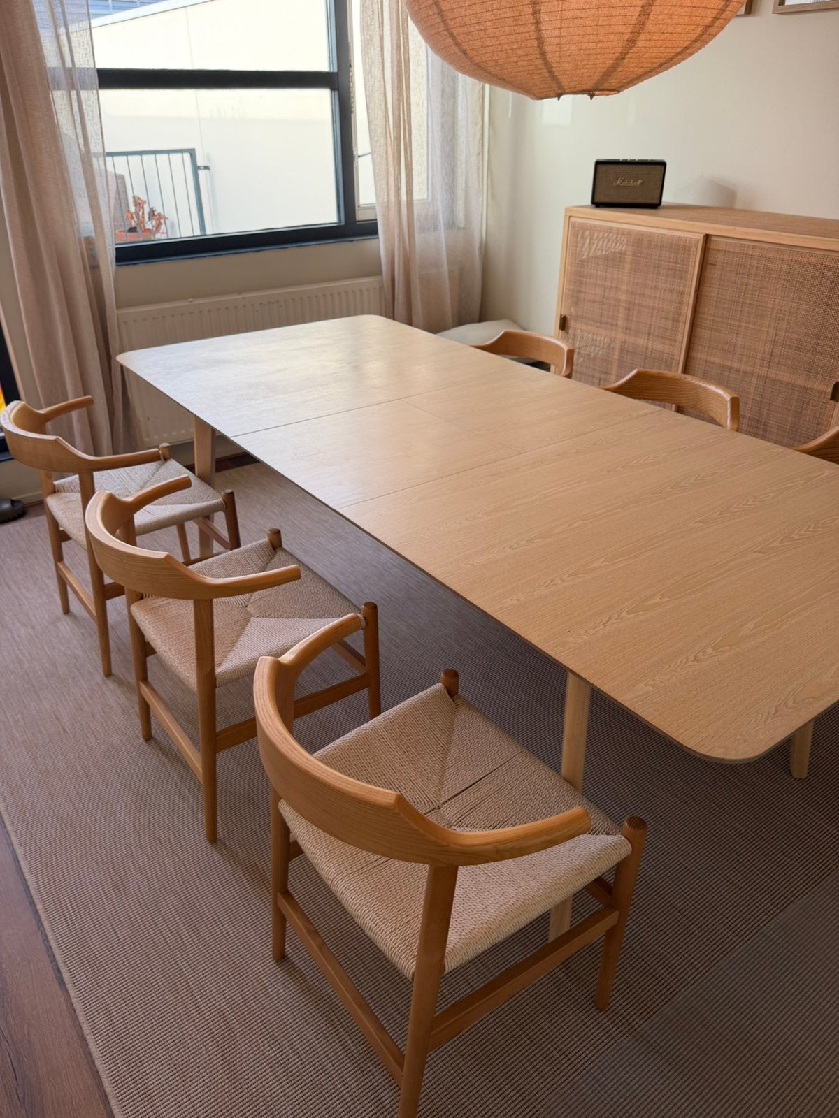 Foto 2 van Uitschuifbare houten eettafel met mooie houten stoelen