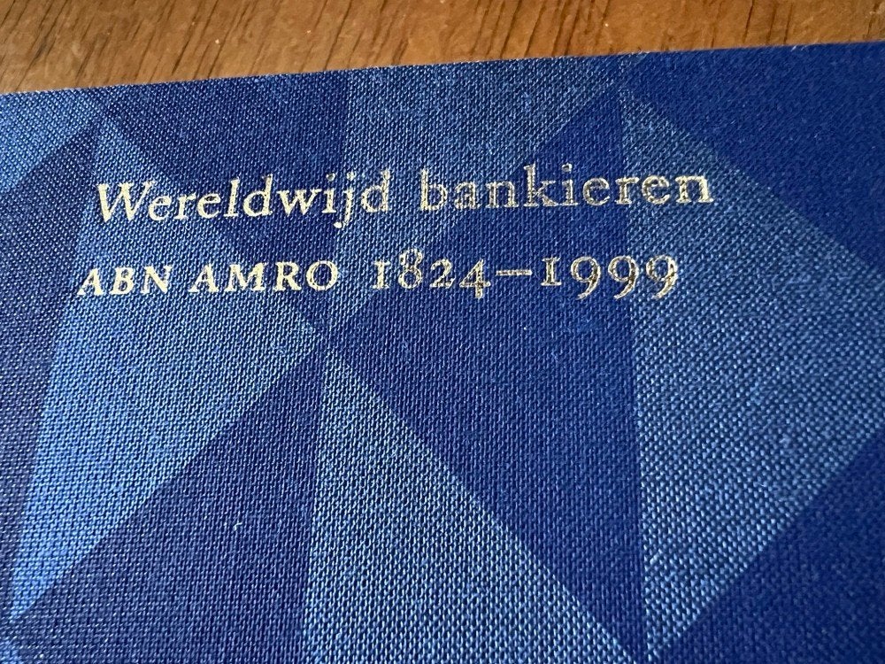Boek: Wereldwijd Bankieren, ABNAMRO 1824-1999, Ophalen of Verzenden, 20e eeuw of later, Zo goed als nieuw