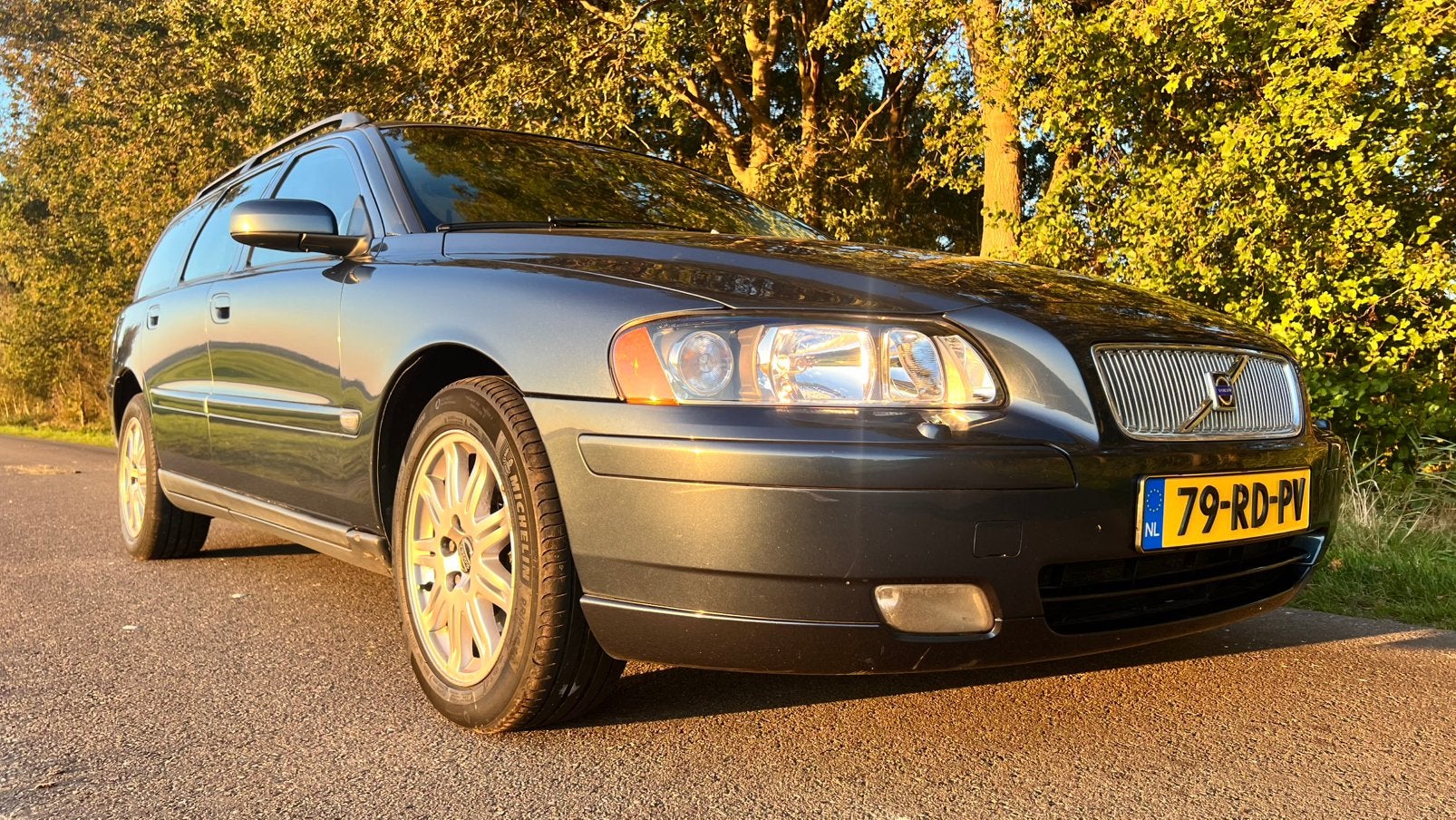 Volvo V70 2.4 2005 Blauw NIEUWE D-Riem en WP!, Auto's, Voorwielaandrijving, 1800 kg, Blauw, Stationwagon