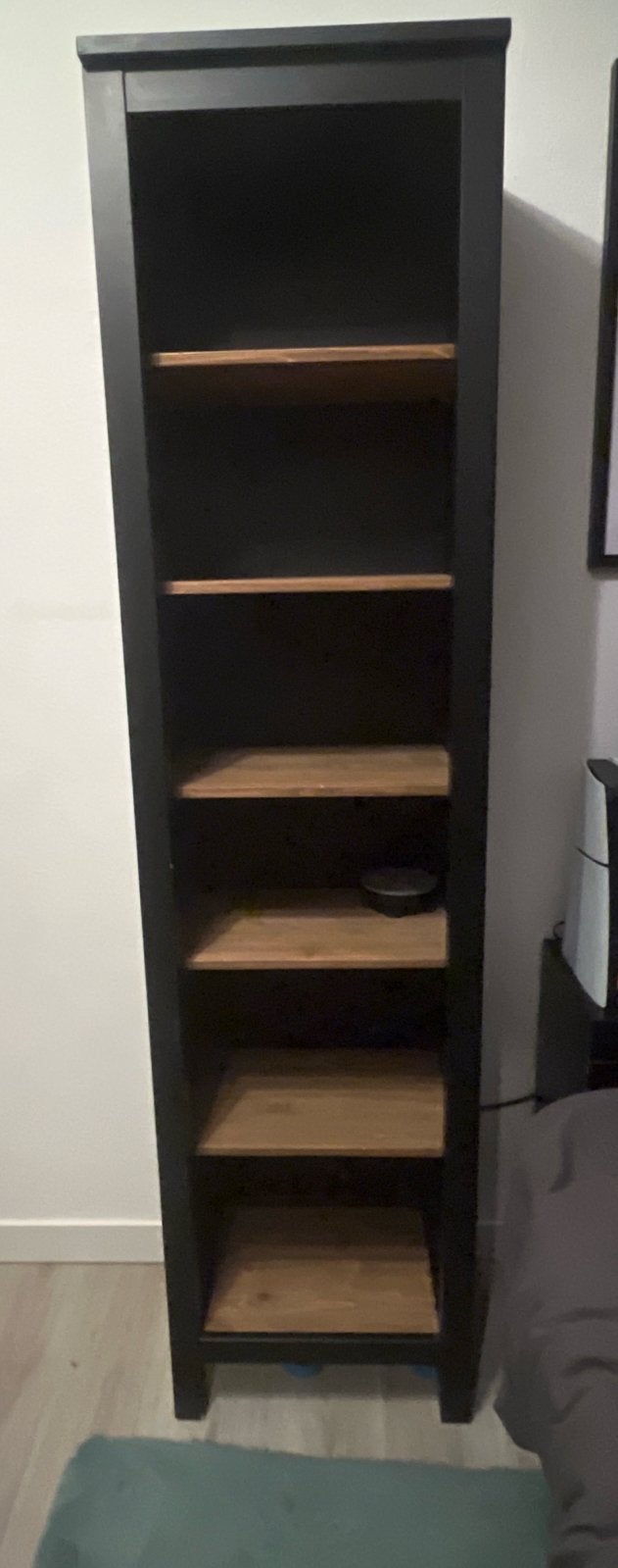 Zwarte kast met houten planken en kabeldoorvoer, Huis en Inrichting, Kasten | Overige, Ophalen, Gebruikt
