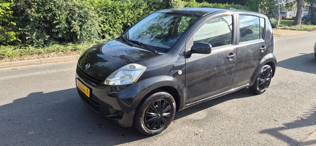 Daihatsu SIRION 1.0-12V Premium/Airco/Trekhaak, Auto's, Voorwielaandrijving, Gebruikt, Met garantie (alle), Zwart
