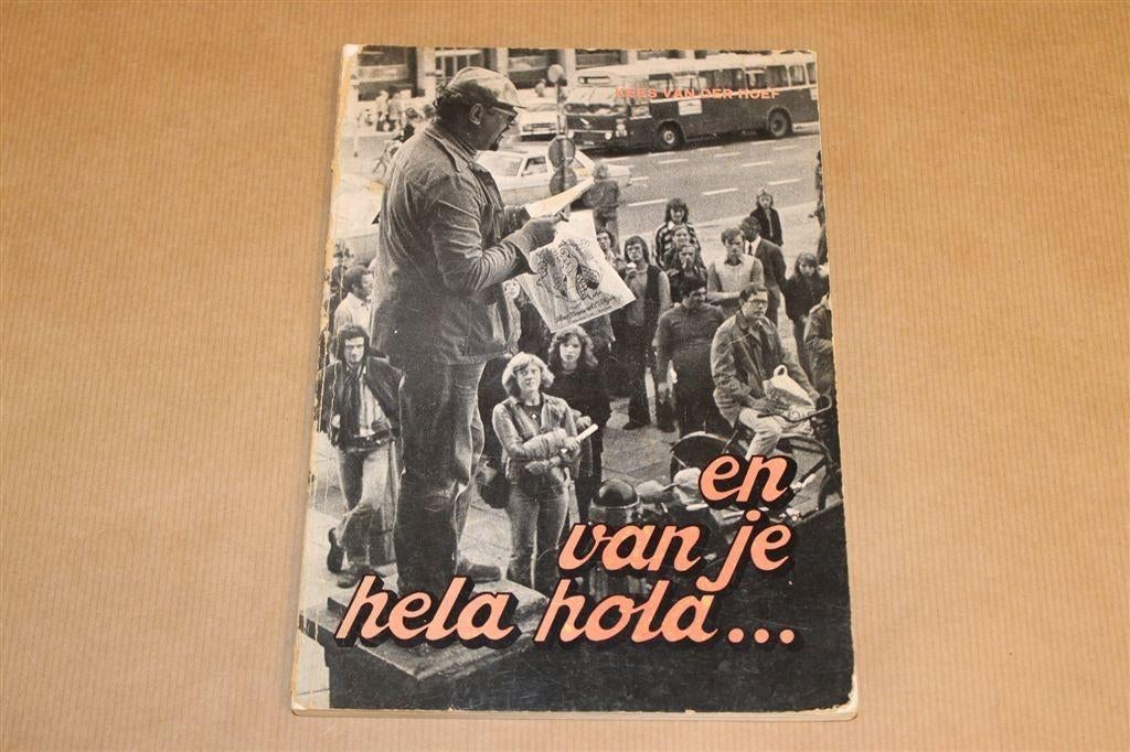 En van je Hela Hola... — Gesigneerd Foto- & Verhalenboek, Ophalen of Verzenden, Gelezen