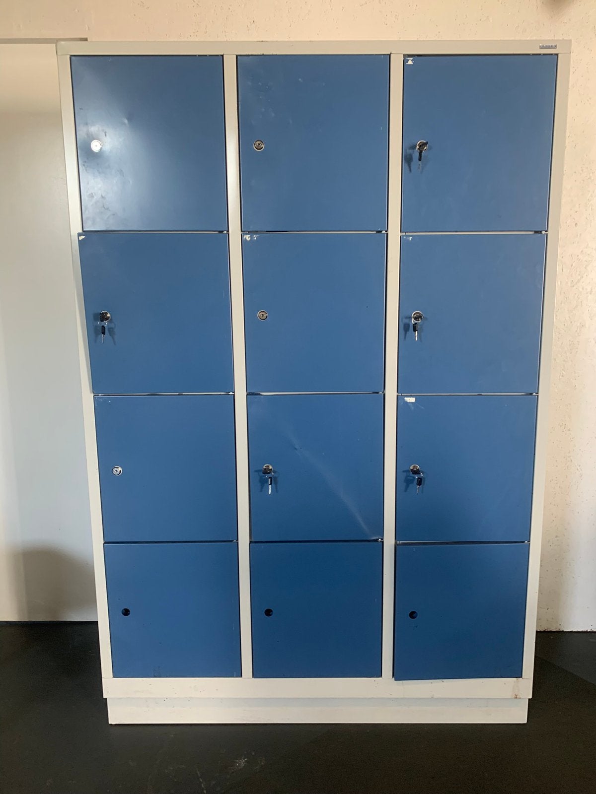 Lockerkast 12 kluisjes met sleutel en slot, Ophalen of Verzenden, Gebruikt