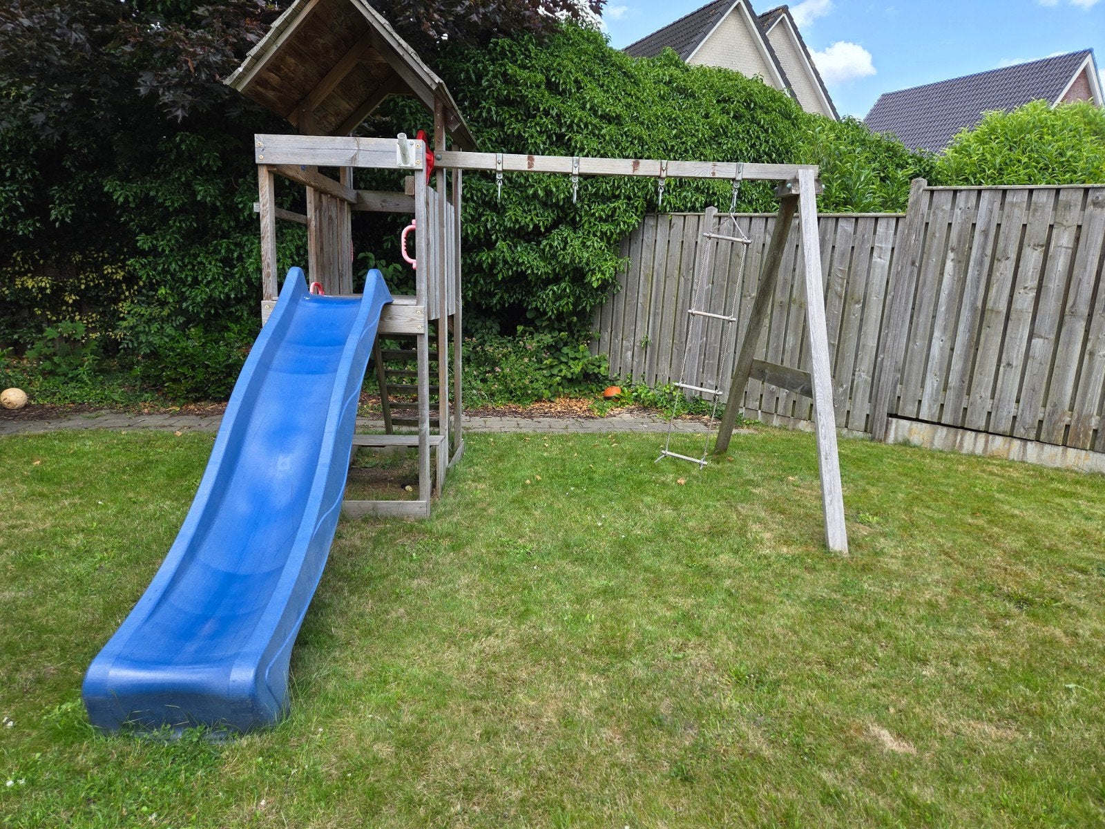 Speelhuisje met glijbaan en klimladder, Kinderen en Baby's, Speelgoed | Buiten | Speeltoestellen, Ophalen of Verzenden, Gebruikt