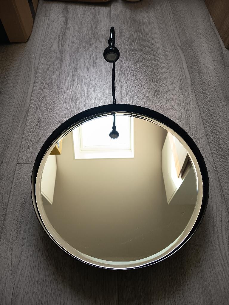 zware, zwarte metalen spiegel met facetrand en flex. lampje, Minder dan 50 cm, Rond, Ophalen of Verzenden, Zo goed als nieuw