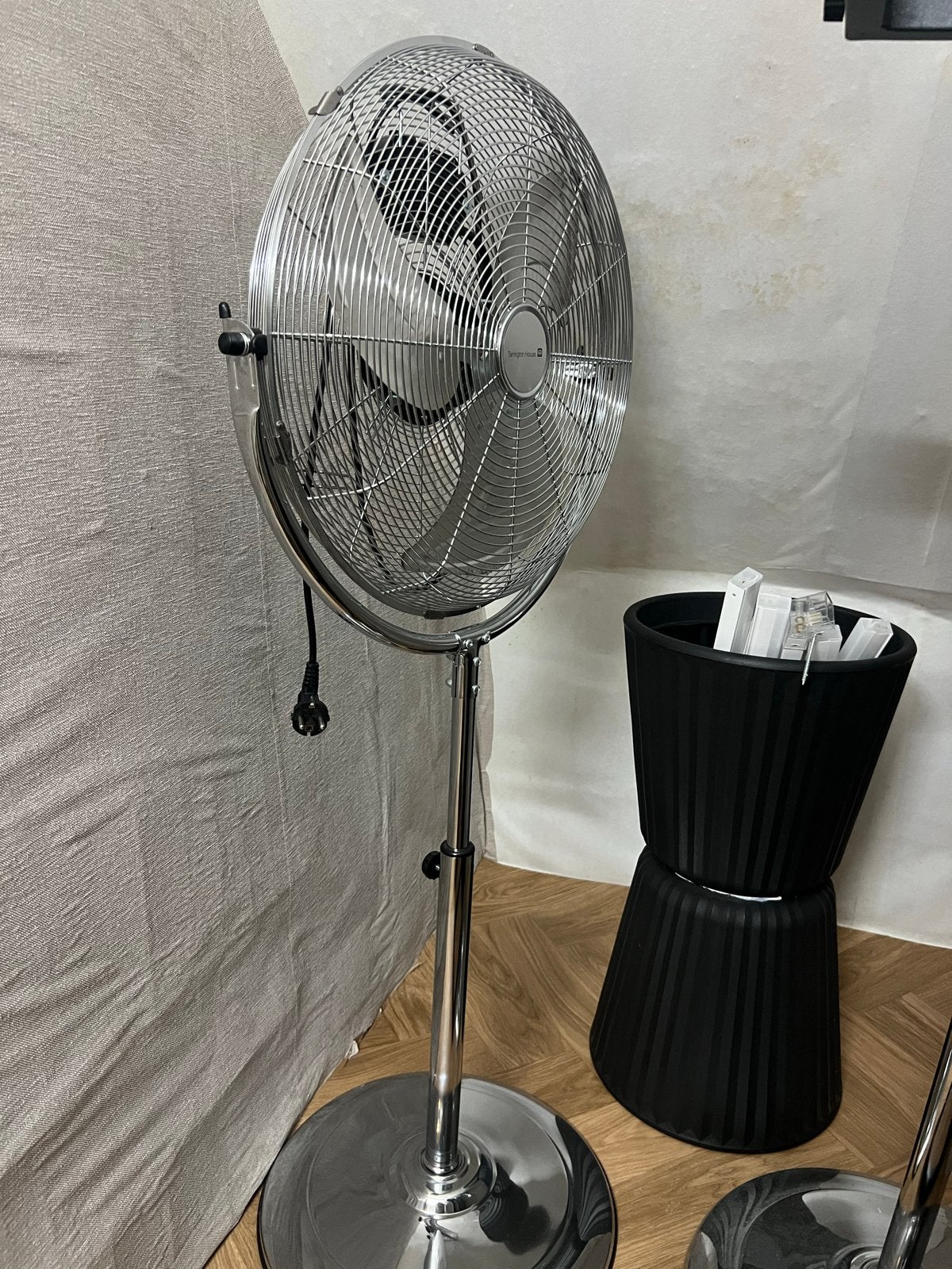 2x Stijlvolle Statiefventilator - Zo goed als nieuw, Witgoed en Apparatuur, Ophalen, Zo goed als nieuw, Statiefventilator
