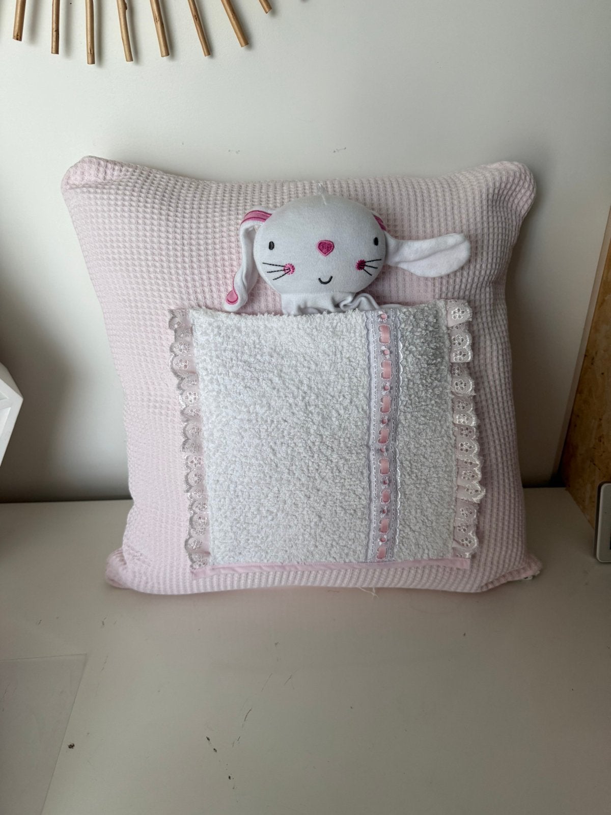 Hand made kussen met knuffel voor babykamer roze wit kant, Overige merken, Vierkant, Zo goed als nieuw, Sierkussen