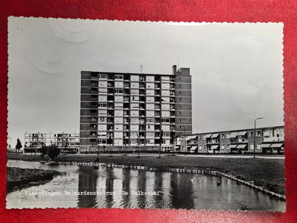 Vlaardingen Bejaardencentrum De Valkenhof, Verzamelen, Ansichtkaarten | Nederland, Ophalen of Verzenden, 1960 tot 1980, Zuid-Holland
