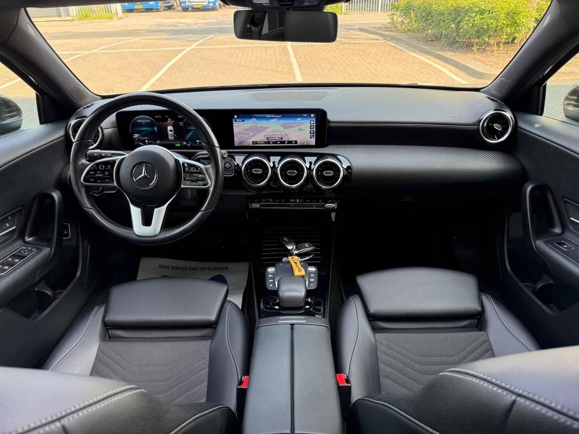 Mercedes-Benz A-klasse 250 e AMG LED/PDC/CAM/LEER/NAVI/PANO, Auto's, Mercedes-Benz, Gebruikt, 4 cilinders, 15 kWh, Bedrijf