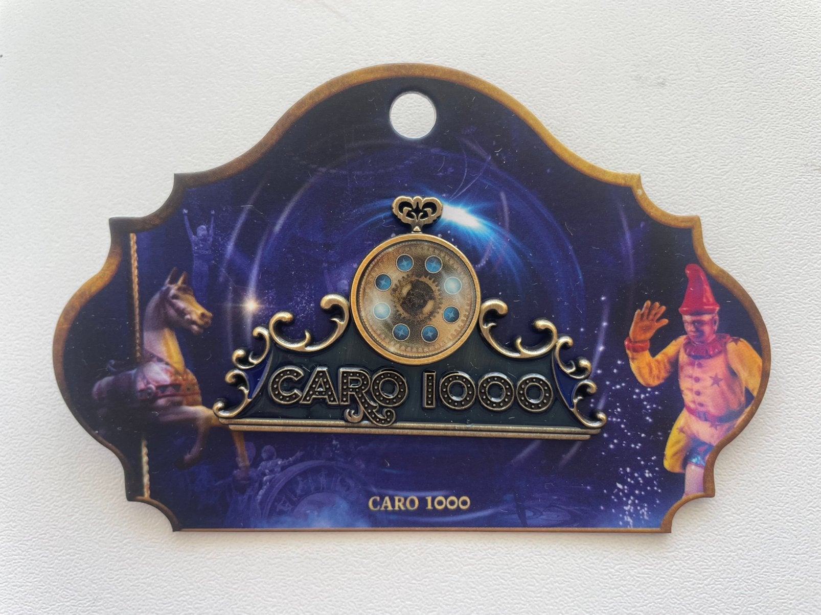 Efteling pin Caro 1000ste voorstelling op kaartje EPP 499, Ophalen of Verzenden, Button of Speldje